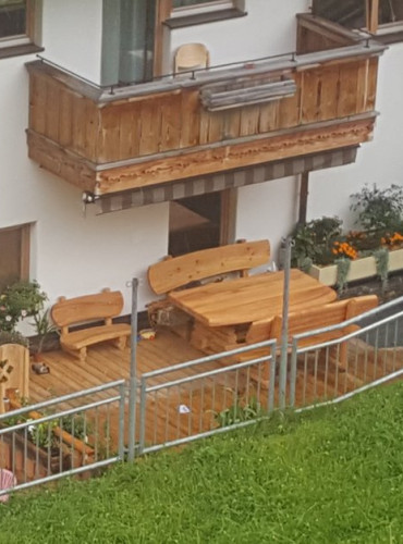 Holzterrasse mit Blumentöpfen in Österreich