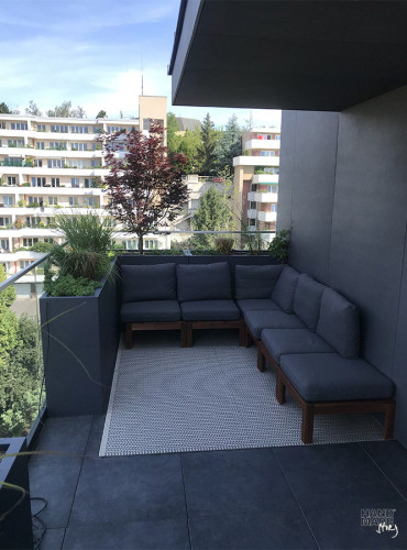 Privatterrasse mit den Blumentöpfen